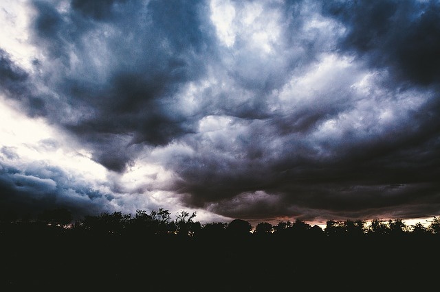 Synoptyk IMWG: Burze z gradem i porywami wiatru do 120 km/h oraz z zagrożeniem pojawienia się trąb powietrznych