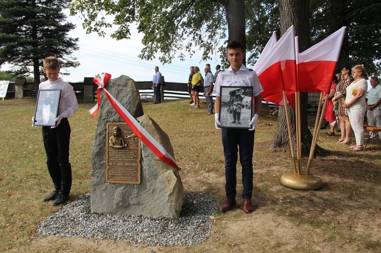 Just. Odsłonięcie tablicy upamiętniającej por. Janinę Lewandowską