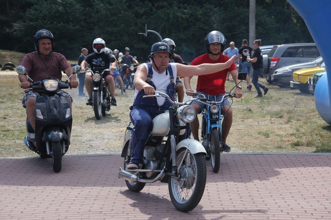 Parada pojazdów w Rozalinie