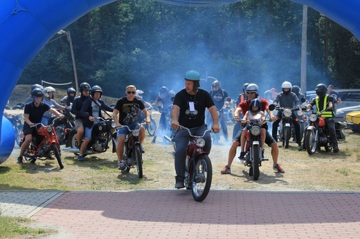 Parada pojazdów w Rozalinie