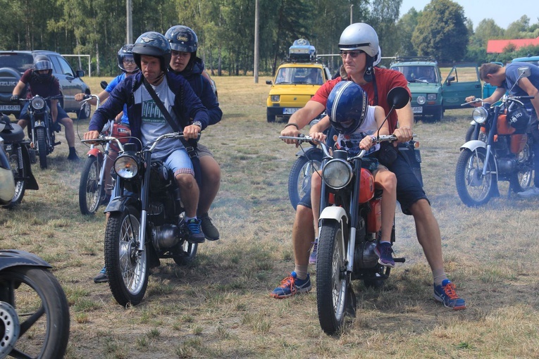 Parada pojazdów w Rozalinie