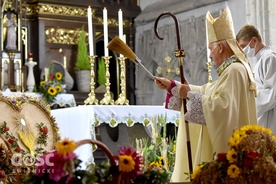 Biskup senior poświęcił wieniec i przygotowane chleby.