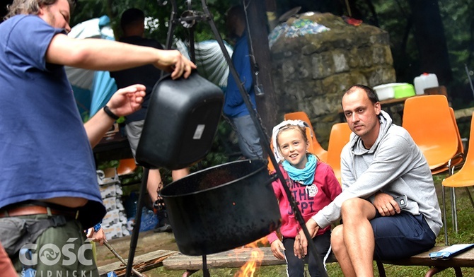 Nad przyrządzanym posiłkiem czuwał Michał, główny organizator wyjazdu.