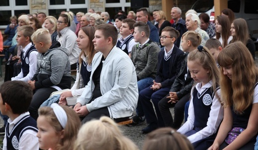 Początek roku szkolnego 2020/21 ze św. Janem Pawłem II w Porąbce-Kozubniku