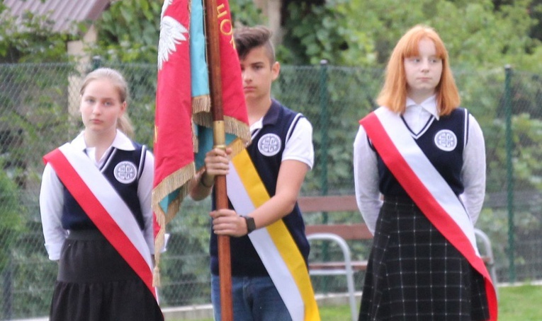 Początek roku szkolnego 2020/21 ze św. Janem Pawłem II w Porąbce-Kozubniku