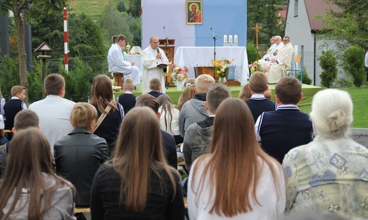 Początek roku szkolnego 2020/21 ze św. Janem Pawłem II w Porąbce-Kozubniku