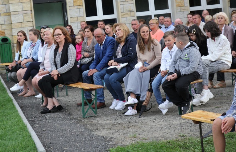 Początek roku szkolnego 2020/21 ze św. Janem Pawłem II w Porąbce-Kozubniku