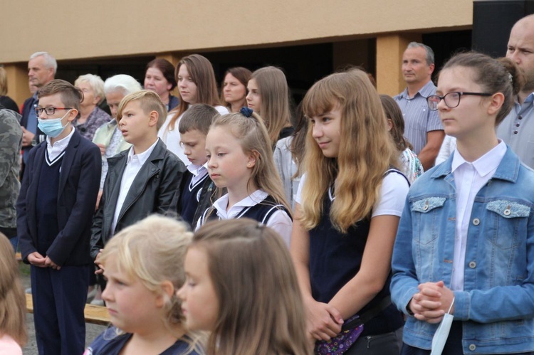 Początek roku szkolnego 2020/21 ze św. Janem Pawłem II w Porąbce-Kozubniku