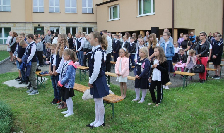 Początek roku szkolnego 2020/21 ze św. Janem Pawłem II w Porąbce-Kozubniku