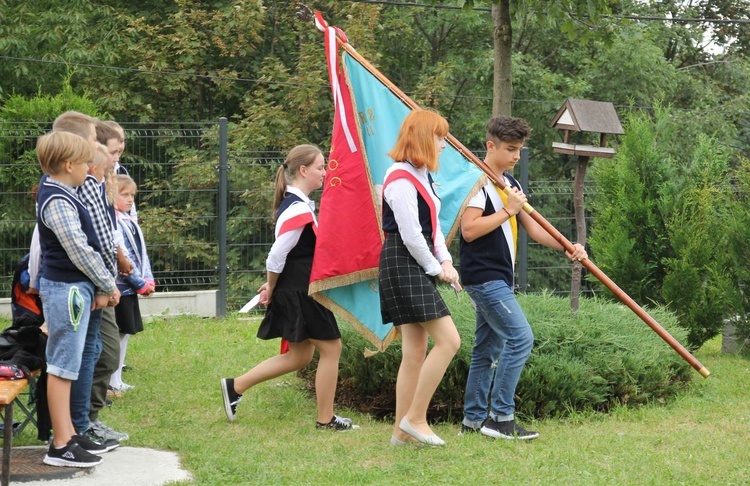 Początek roku szkolnego 2020/21 ze św. Janem Pawłem II w Porąbce-Kozubniku