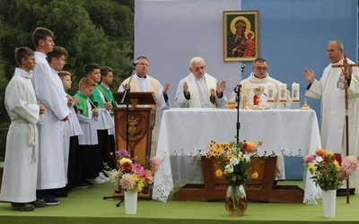 Duszpasterze Porąbki sprawowali Mszę św. na rozpoczęcie nowego roku szkolnego w Kozubniku.