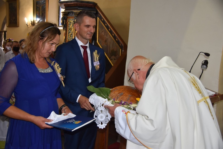 Proboszcz z Przenna przyjmując chleb, ucałował go staropolskim zwyczajem.