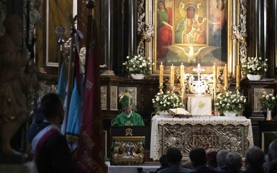 Mszy św. towarzyszyły poczty sztandarowe organizacji patriotycznych.