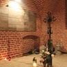 W krypcie  pod świątynią odbyła się modlitwa w intencji ofiar.