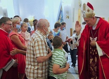 ▲	Biskup tarnowski udzielił 11 chłopcom sakramentu bierzmowania, a rodzinom indywidualnego błogosławieństwa.