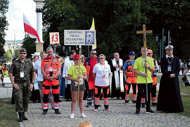 ►	Jako pierwsza w tym roku na Jasną Górę wchodziła grupa 13.