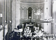▲	Ks. Jan wygłasza kazanie w słupskim kościele pw. św. Piotra, dziś Najświętszego Serca Jezusowego.