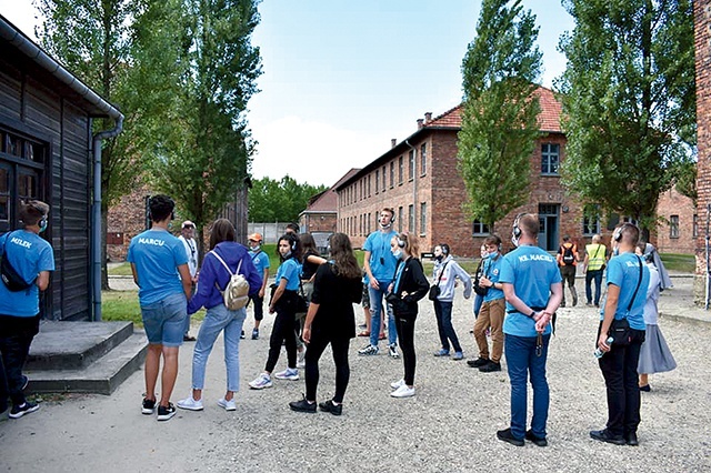 Młodzi w trakcie zwiedzania obozu Auchwitz-Birkenau.