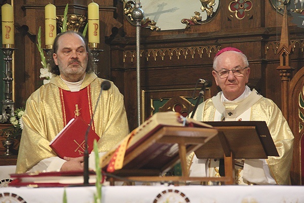 ▲	− Prowadź dalej posługiwanie twoich poprzedników jako nauczyciel − kapłan i przewodnik wiernych powierzonych twojej pasterskiej trosce − mówił podczas uroczystej Mszy św. abp Budzik.