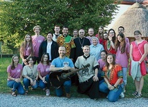 ▲	Wspólne chwile w ogrodzie ojców białych w Lublinie. 