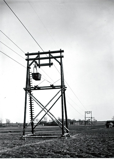 ▲	Kolejka linowa w Lędzinach, podobnego typu jak ta biegnąca przez pole bitwy.