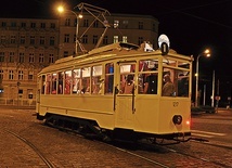 Tramwaj „Juliusz” z 1929 roku przejeżdża przez Dworzec Nadodrze.