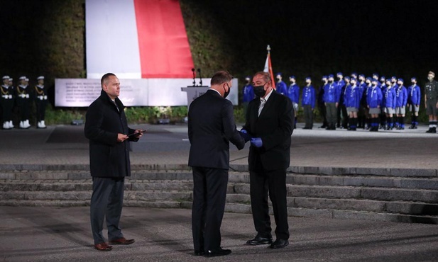 Podczas porannych uroczystości prezydent Duda wręczył rodzinom westerplatczyków noty identyfikacyjne.