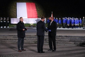 Podczas porannych uroczystości prezydent Duda wręczył rodzinom westerplatczyków noty identyfikacyjne.