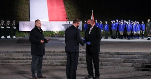 Podczas porannych uroczystości prezydent Duda wręczył rodzinom westerplatczyków noty identyfikacyjne.