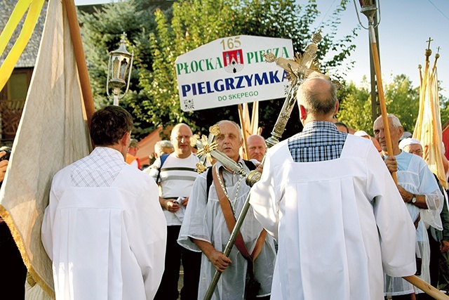 Charakterystyczny ceremoniał powitania pielgrzymów przez trzykrotne pochylenie krzyża i towarzyszących mu latarni jest podtrzymywany do dziś.