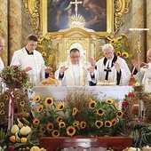 Kapłani razem pobłogosławili bochen.