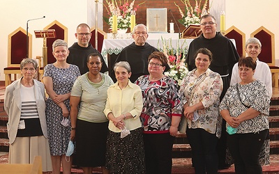 Po Eucharystii: siostry, wolontariuszki i franciszkanie.