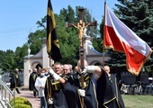 Rycerze weszli do kościoła w procesji.