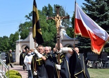 Rycerze weszli do kościoła w procesji.