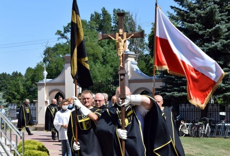 Rycerze weszli do kościoła w procesji.