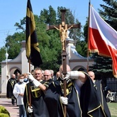 Rycerze weszli do kościoła w procesji.