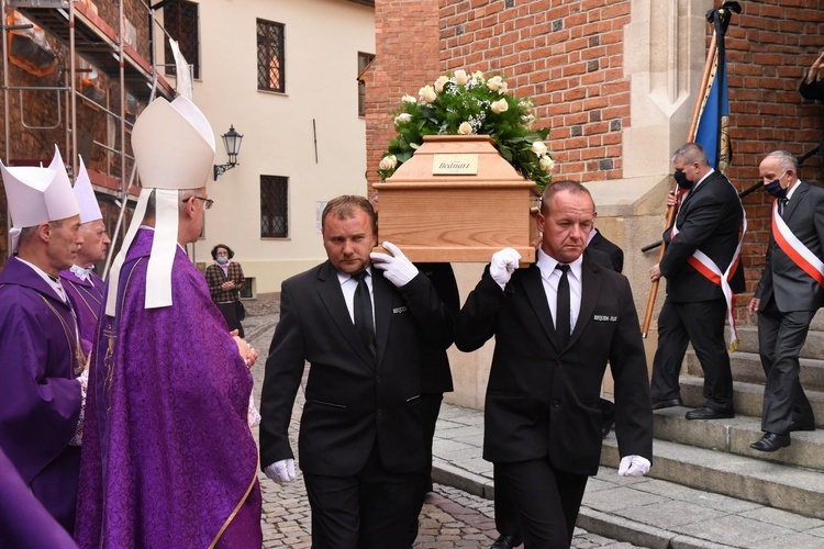 Po Mszy św. ciało śp. ks. prof. Michała Bednarza zostało przewiezione do rodzinnego Skrzyszowa.