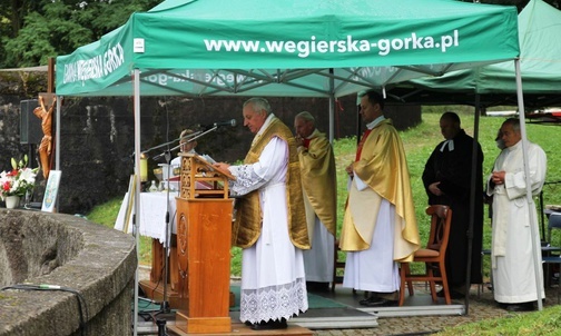 Ks. dr Henryk Zątek przewodniczył Mszy św. przy schronie bojowym "Wędrowiec" w Węgierskiej Górce.