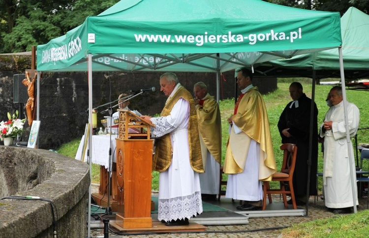 Ks. dr Henryk Zątek przewodniczył Mszy św. przy schronie bojowym "Wędrowiec" w Węgierskiej Górce.