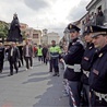 Mafia wykorzystuje procesje z figurami Matki Bożej oraz świętych do zademonstrowania swej władzy w mieście. Dlatego włoscy biskupi ustalili ścisłe reguły organizowania takich uroczystości.