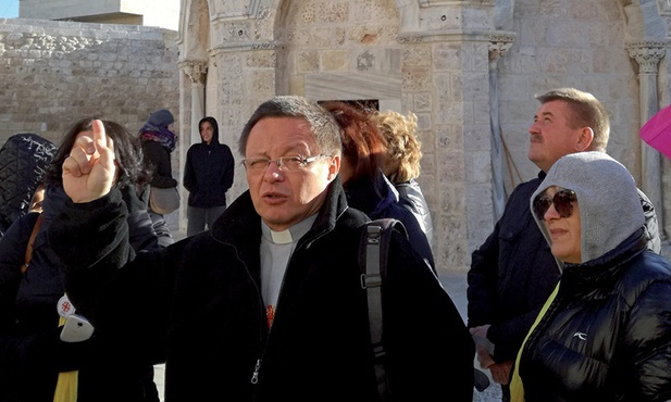 Pielgrzymi z bp. Rysiem przed kaplicą Wniebowstąpienia  na Górze Oliwnej w Jerozolimie.