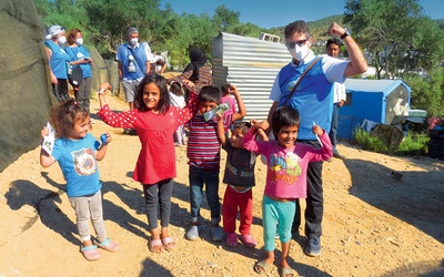 Massimiliano Signifredi z dziećmi z nieformalnego obozu dla uchodźców Moria.