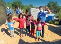 Massimiliano Signifredi z dziećmi z nieformalnego obozu dla uchodźców Moria.