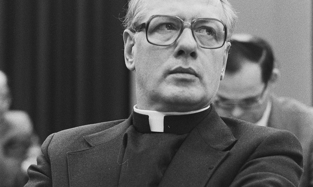 Zmarł kardynał, który zdołał sprawić, że Kościół w Holandii „powrócił na drogę wierną Rzymowi”