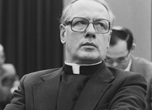 Zmarł kardynał, który zdołał sprawić, że Kościół w Holandii „powrócił na drogę wierną Rzymowi”