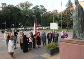 Wspólnota KIK modliła się pod pomnikiem swojego patrona Stefana Kardynała Wyszyńskiego.