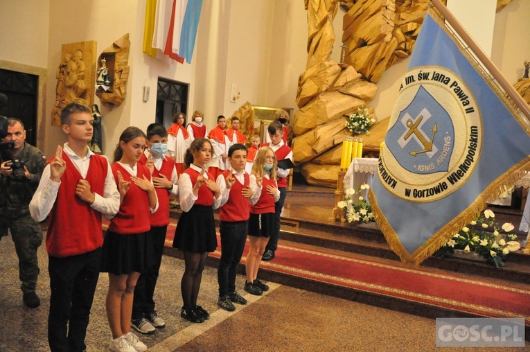 Poświęcenie sztandaru Katolickiej Szkoły Podstawowej im. św. Jana Pawła II w Gorzowie Wlkp.