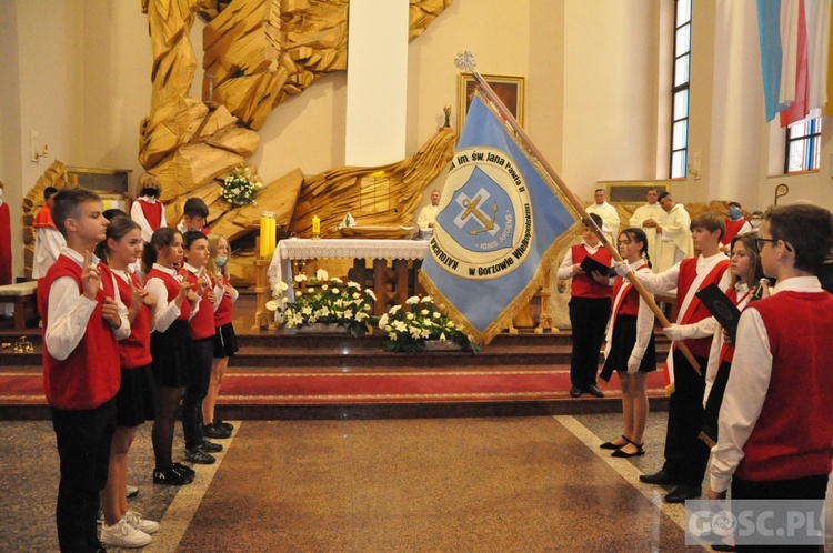 Poświęcenie sztandaru Katolickiej Szkoły Podstawowej im. św. Jana Pawła II w Gorzowie Wlkp.