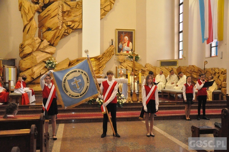 Poświęcenie sztandaru Katolickiej Szkoły Podstawowej im. św. Jana Pawła II w Gorzowie Wlkp.