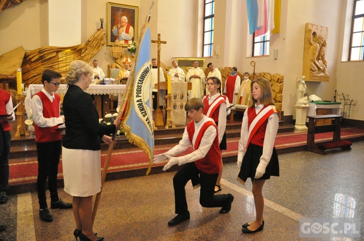 Poświęcenie sztandaru Katolickiej Szkoły Podstawowej im. św. Jana Pawła II w Gorzowie Wlkp.